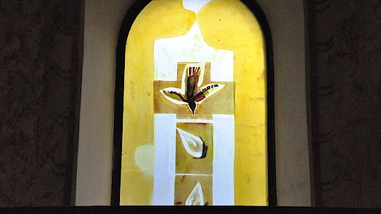 Pilgern in Ostholstein: Bosau, Kirche St. Petri, Glasfenster. Foto: Döbler